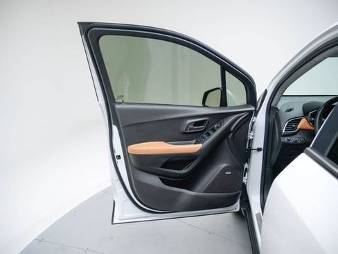 Used 2018 Chevrolet Trax Premier FWD image 42