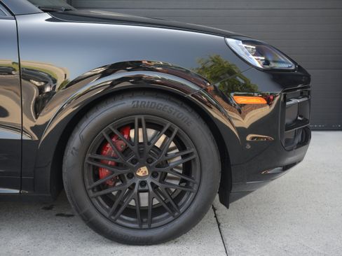 Certified 2025 Porsche Cayenne GTS AWD/4WD image 11
