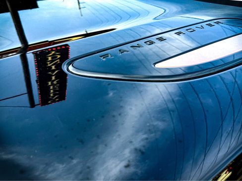 Used 2018 Land Rover Range Rover Velar R-Dynamic SE image 3