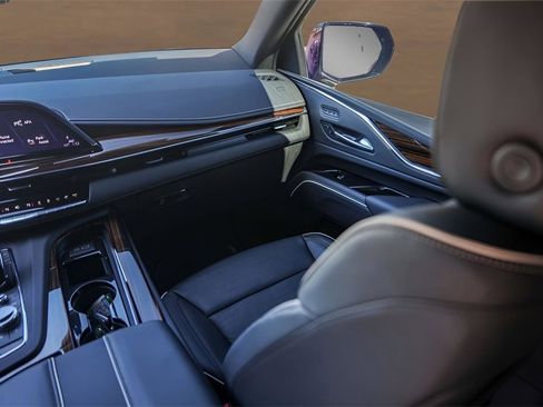 Used 2024 Cadillac Escalade ESV Premium Luxury w/ Performance Package image 30