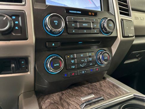 Used 2017 Ford F250 Lariat w/ Chrome Package image 26