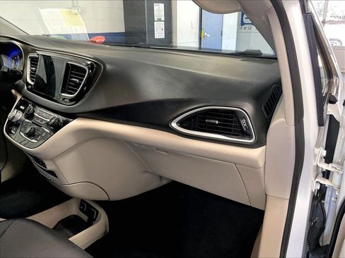 Used 2018 Chrysler Pacifica Touring-L FWD image 13
