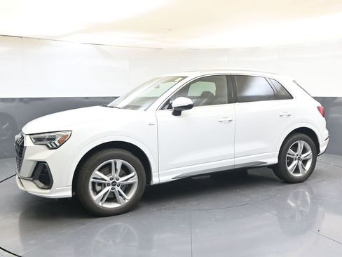 Used 2024 Audi Q3 2.0T Premium w/ Convenience Package image 2