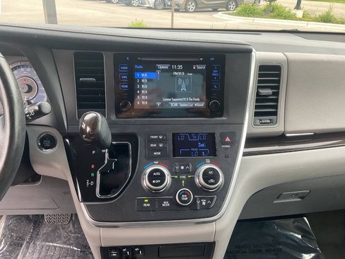 Used 2015 Toyota Sienna XLE FWD image 19