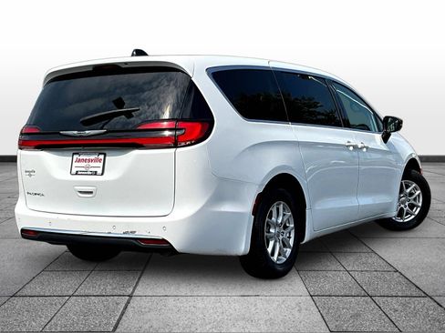 Used 2024 Chrysler Pacifica Touring-L FWD image 7