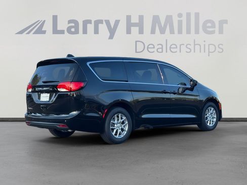 New 2026 Chrysler Voyager LX image 6