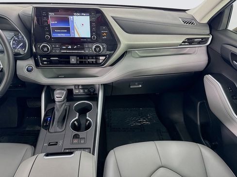 Used 2020 Toyota Highlander XLE image 28