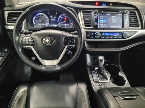 Used 2019 Toyota Highlander XLE AWD/4WD image 22