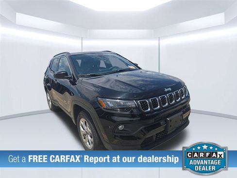 Used 2025 Jeep Compass Latitude w/ Sun & Sound Group AWD/4WD image 3