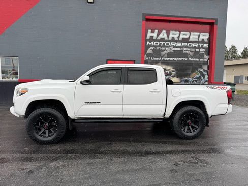 Used 2018 Toyota Tacoma TRD Sport image 10