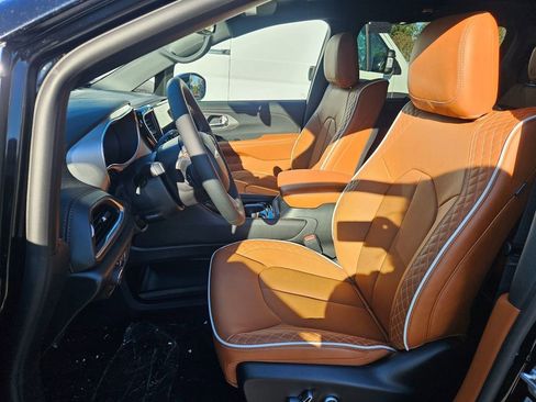 New 2026 Chrysler Pacifica Pinnacle image 14
