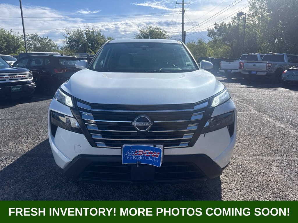 Used 2025 Nissan Rogue SV FWD image 2