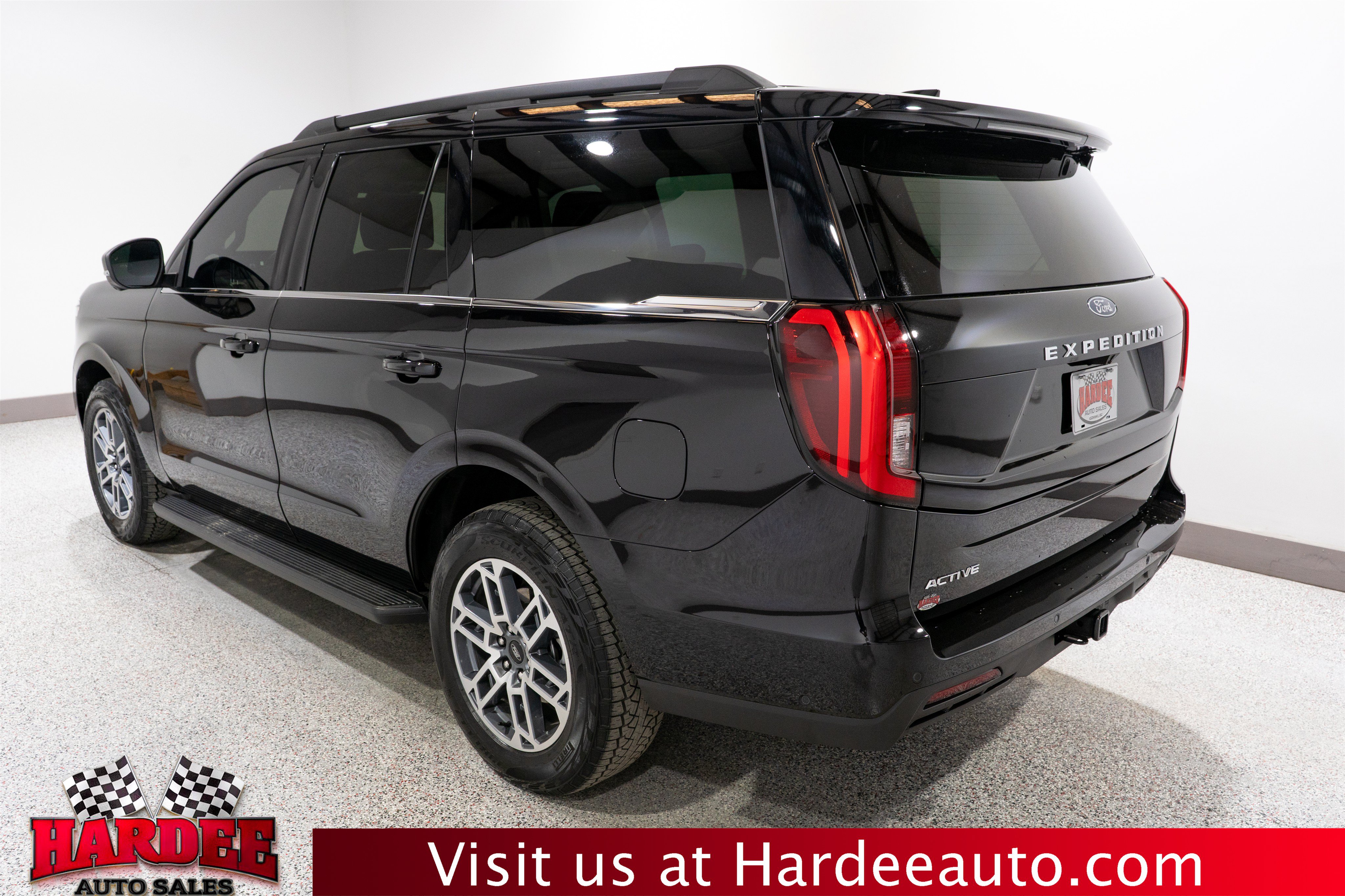 Used 2025 Ford Expedition Active AWD/4WD image 3