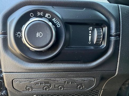 Used 2025 Jeep Wrangler Unlimited Sahara AWD/4WD image 16