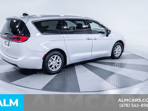 Used 2024 Chrysler Pacifica Touring-L image 10