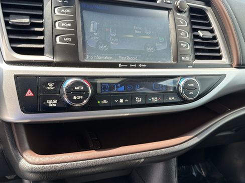 Used 2019 Toyota Highlander XLE AWD/4WD image 26