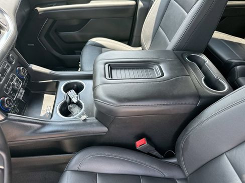 Used 2024 Chevrolet Suburban LT RWD image 21