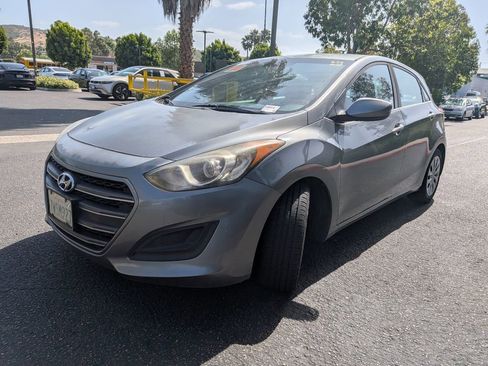 Used 2017 Hyundai Elantra GT FWD image 4