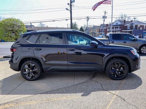 New 2026 Volkswagen Taos SE FWD image 6
