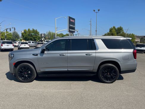 Used 2023 GMC Yukon XL SLT AWD/4WD image 5