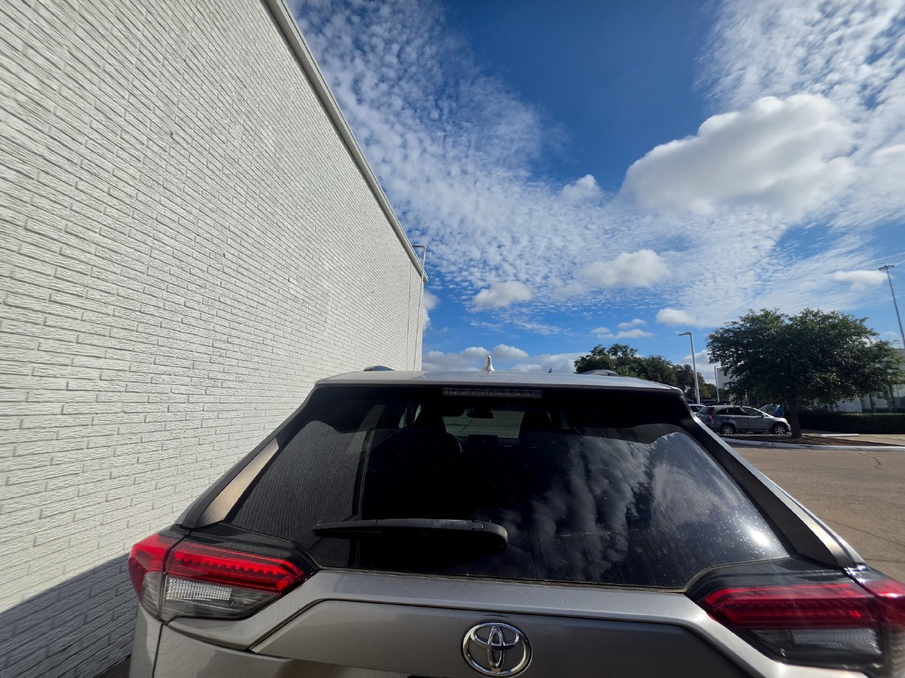 Used 2021 Toyota RAV4 LE FWD image 4