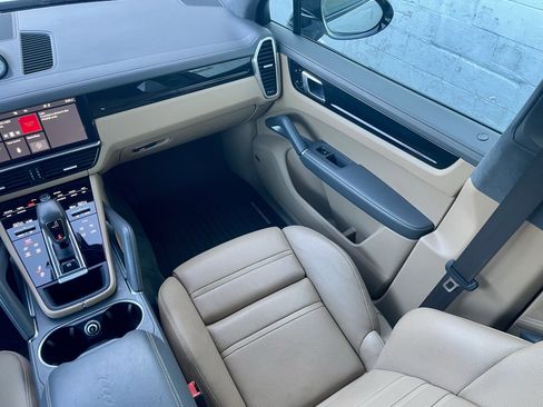 Used 2021 Porsche Cayenne Turbo image 18