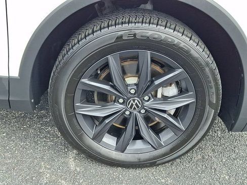 Certified 2024 Volkswagen Tiguan SE w/ Panoramic Sunroof Package AWD/4WD image 11