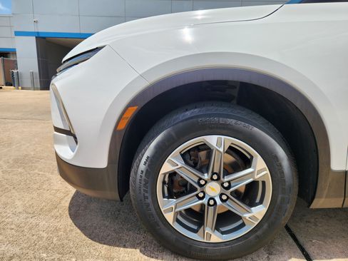 Used 2024 Chevrolet Blazer LT w/ Convenience Package FWD image 9