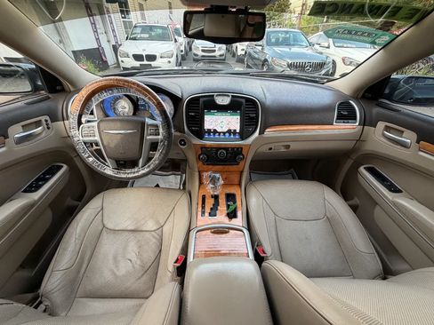 Used 2014 Chrysler 300 C RWD image 40