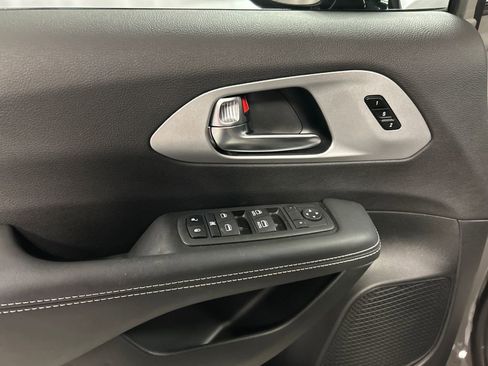 Used 2024 Chrysler Pacifica Touring-L w/ S Appearance Package FWD image 14