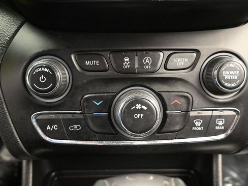Used 2019 Jeep Cherokee Latitude w/ Popular Appearance Group FWD image 20