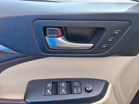 Used 2017 Toyota Highlander Limited AWD/4WD image 14