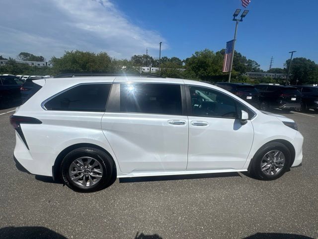 Used 2026 Toyota Sienna XLE AWD/4WD image 4