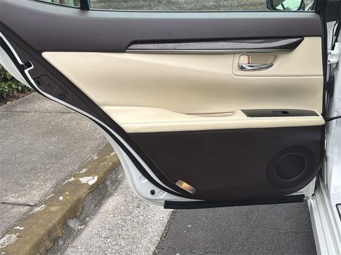 Used 2016 Lexus ES 350 w/ Premium Package w/Wood Trim image 24