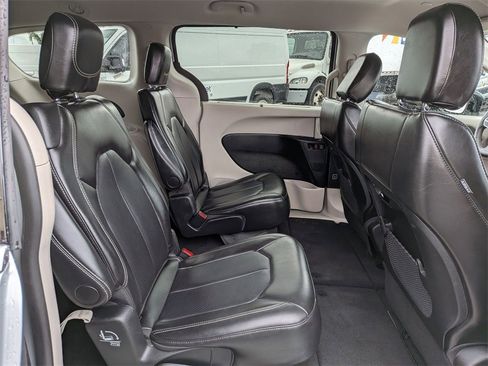 Used 2024 Chrysler Pacifica Touring-L image 28