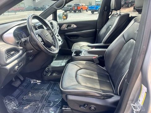 Used 2018 Chrysler Pacifica Limited w/ Advanced Safetytec Group FWD image 22
