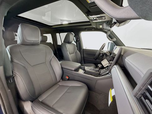 Used 2025 Lexus GX 550 w/ Accessory Package (2T) image 27