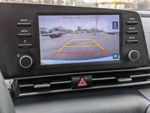 Used 2021 Hyundai Elantra SE image 14