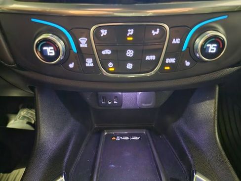 Used 2023 Chevrolet Traverse LT image 28