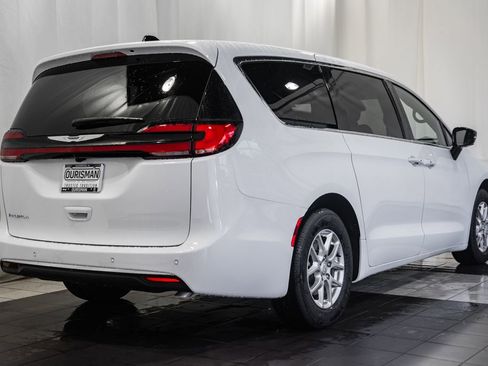 New 2026 Chrysler Pacifica Select image 4