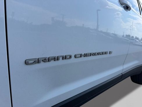 Used 2022 Jeep Grand Cherokee L Limited AWD/4WD image 32