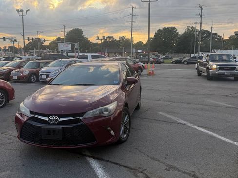 Used 2017 Toyota Camry SE FWD image 3