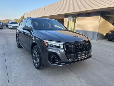 Certified 2025 Audi Q7 2.0T Premium w/ Convenience Plus Package image 3