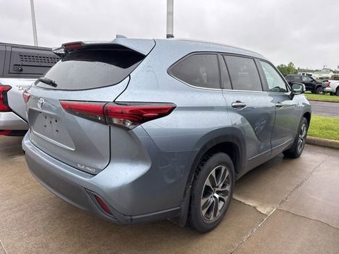 Used 2023 Toyota Highlander XLE AWD/4WD image 10
