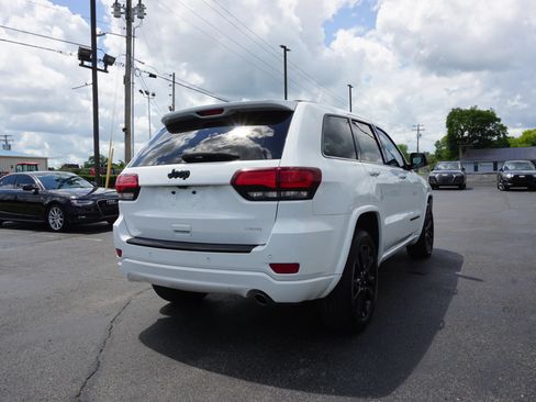 Used 2017 Jeep Grand Cherokee Altitude AWD/4WD image 5