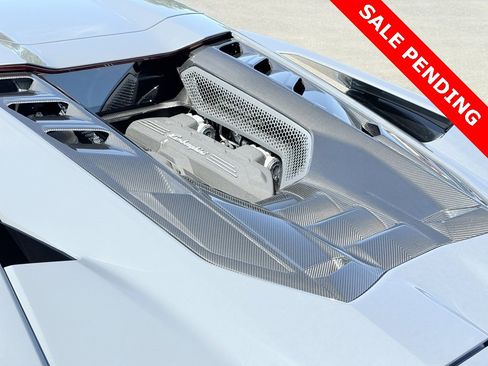 Used 2024 Lamborghini Revuelto image 10