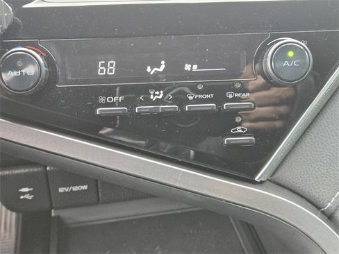 Used 2018 Toyota Camry LE image 18