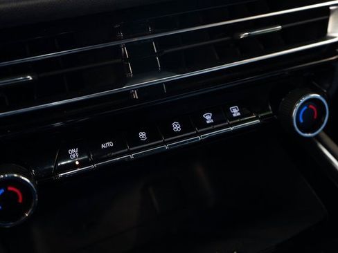 Used 2025 Chevrolet Traverse LT image 25