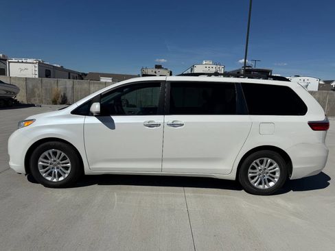 Used 2016 Toyota Sienna XLE Premium image 6