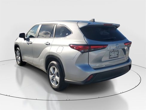 Used 2023 Toyota Highlander LE image 6